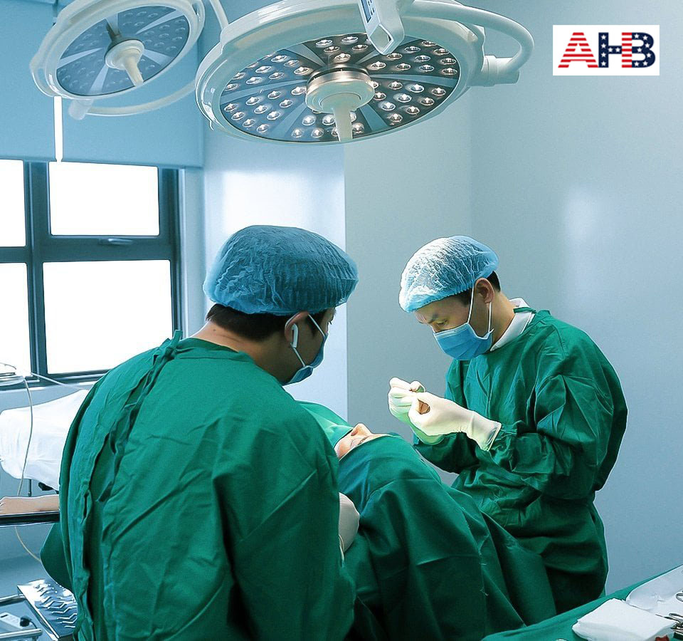 Dr. American trực tiếp thực hiện phẫu thuật căng chỉ làm đầy