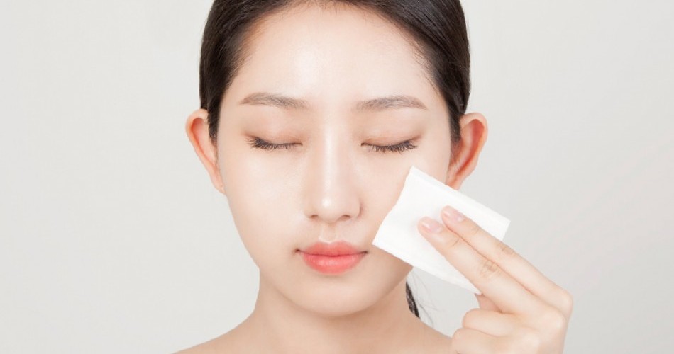 Bước 3: Cân bằng da với Toner