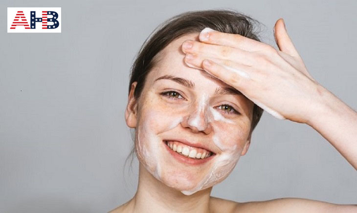 Rửa mặt là việc làm cần thiết hàng ngày để chăm sóc làn da