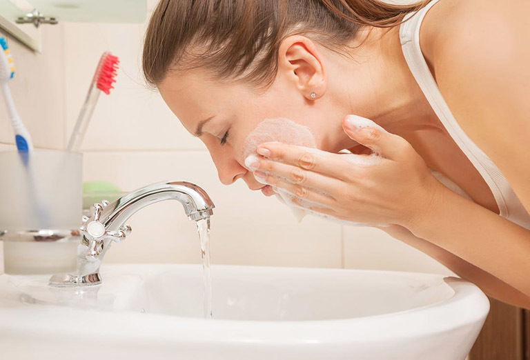 Làm sạch da với sữa rửa mặt