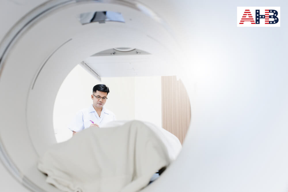 Bác sĩ xác định vùng viêm nhờ máy chụp CT ổ bụng