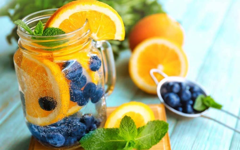 Nước uống detox từ cam, việt quất, lá bạc hà
