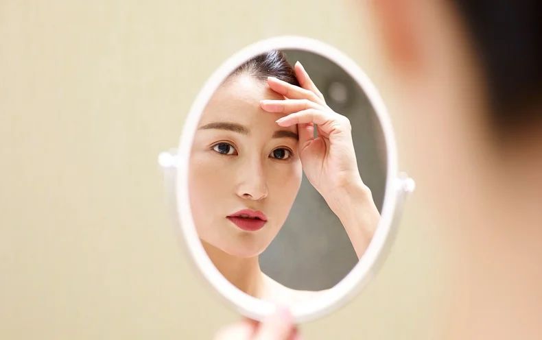 Mất thời gian cho việc soi gương sờ nắn khuông mặt