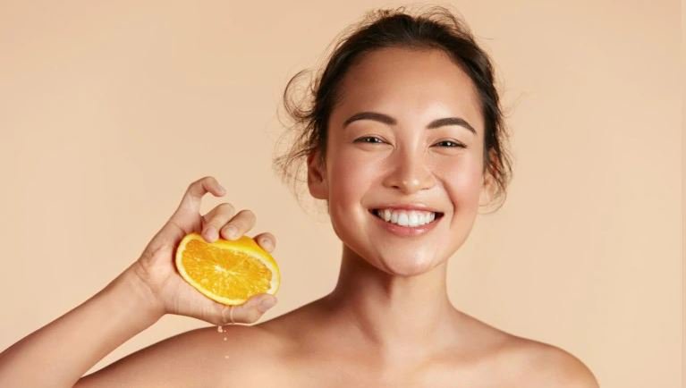 Da mụn dùng Vitamin C giúp làm giảm tình trạng viêm 