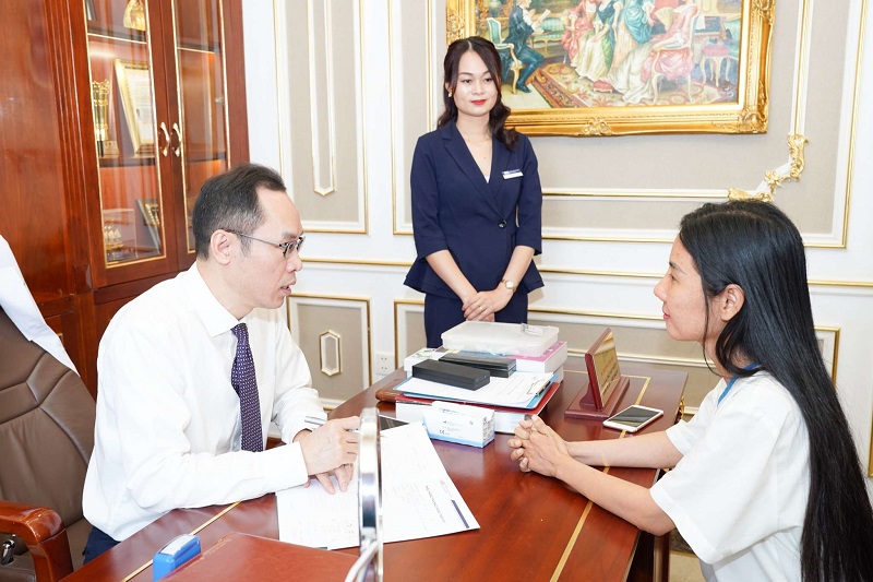 Khách hàng được bác sĩ, chuyên gia cao cấp Nguyễn Công Hân thăm khám và tư vấn dịch vụ Trẻ hóa khuôn mặt bằng chỉ không tiêu Hoa Kỳ